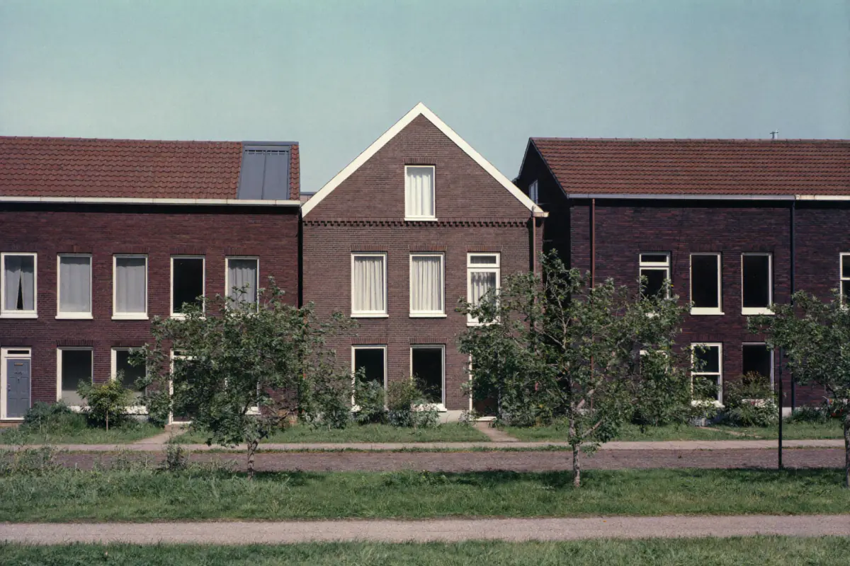 Straat met rijwoningen uit de jaren tachtig in een groeikern, een gevel net gereinigd